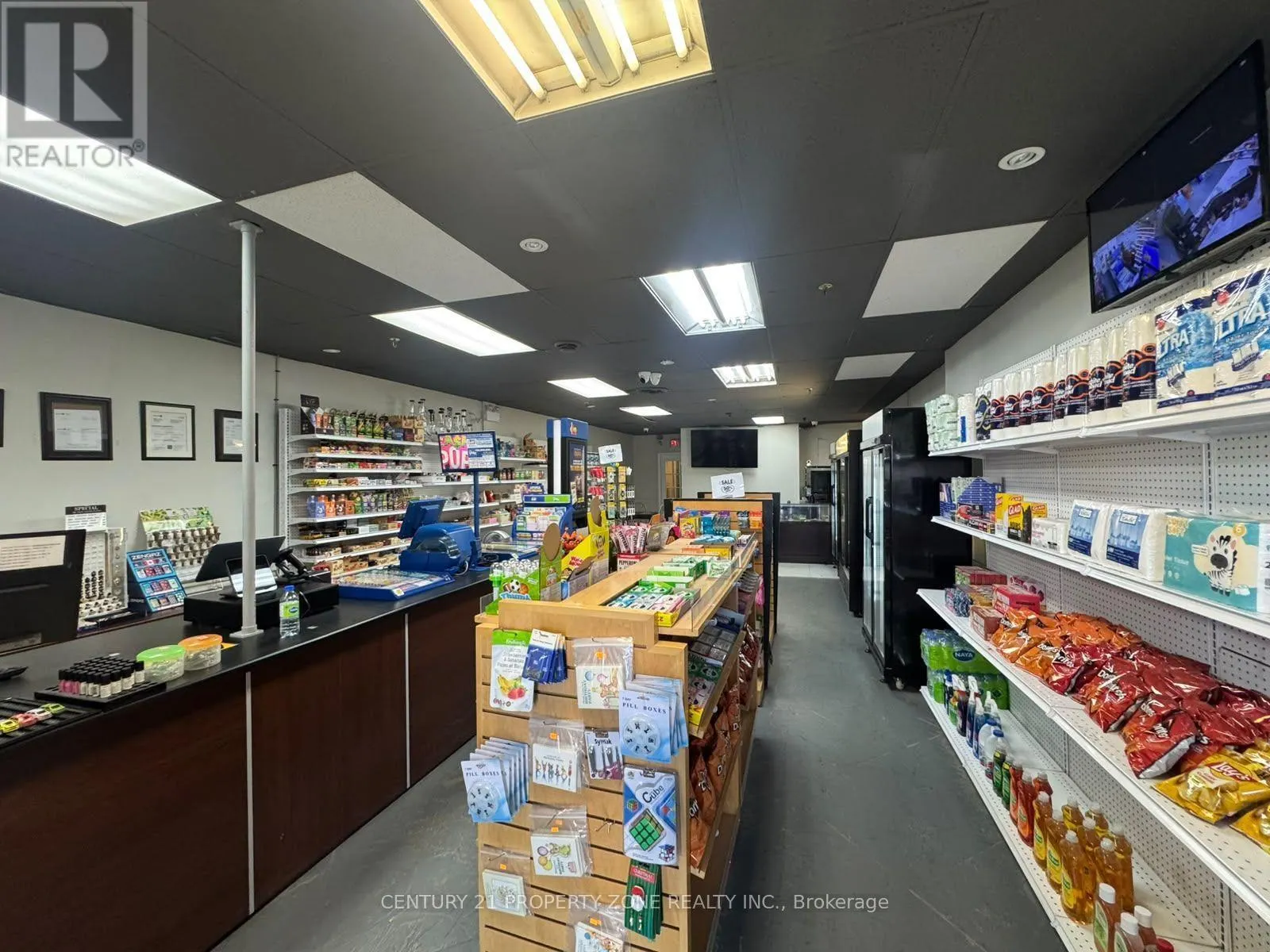17 - 83 KENNEDY ROAD S