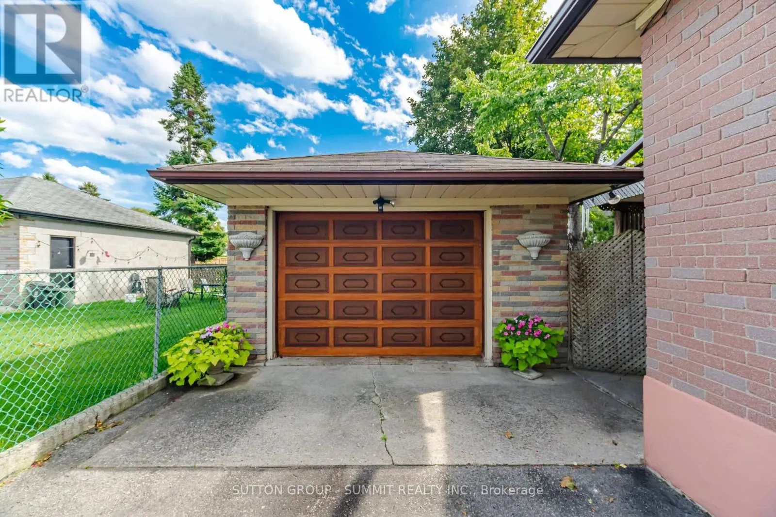 8 WOOLTON CRESCENT
