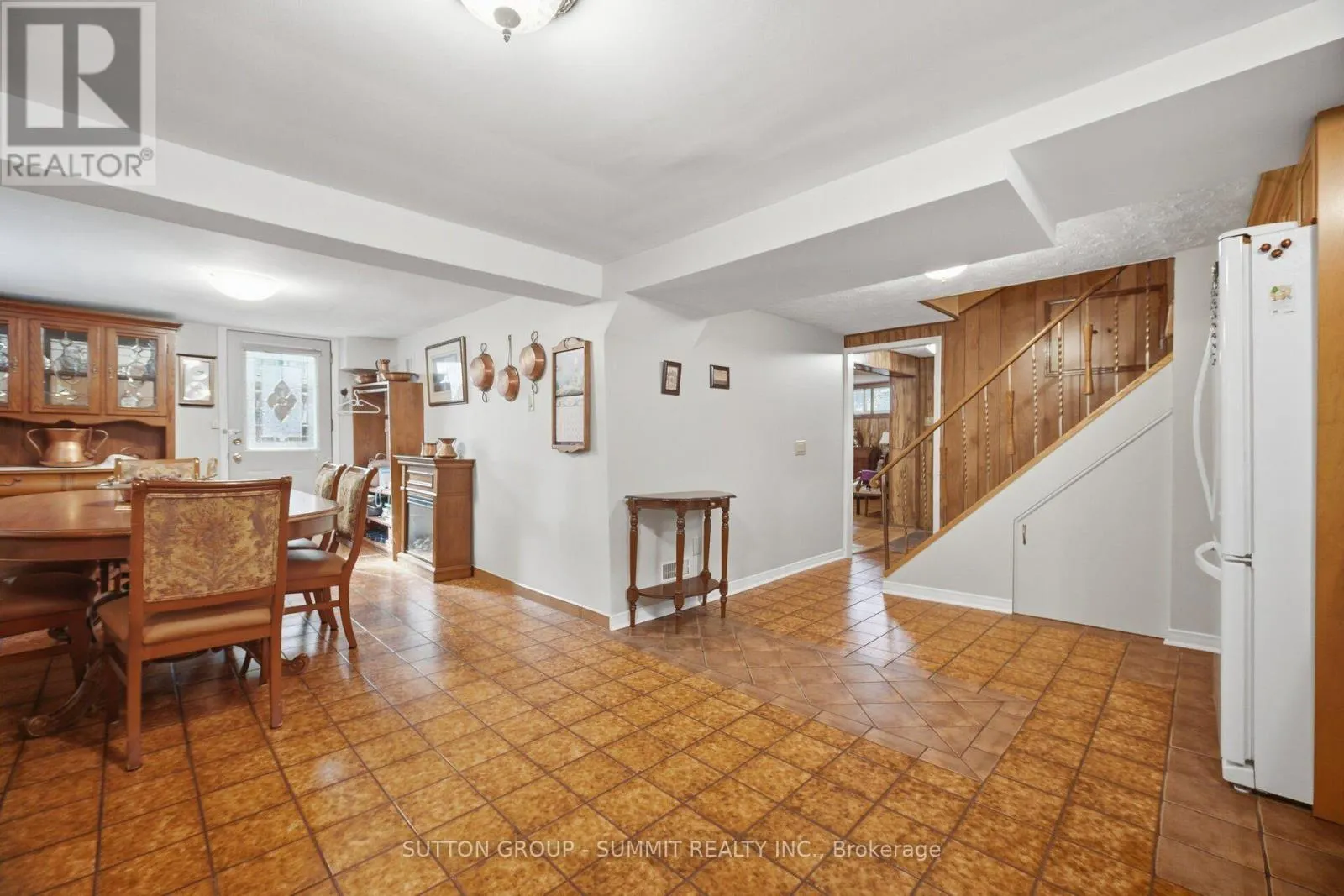 8 WOOLTON CRESCENT
