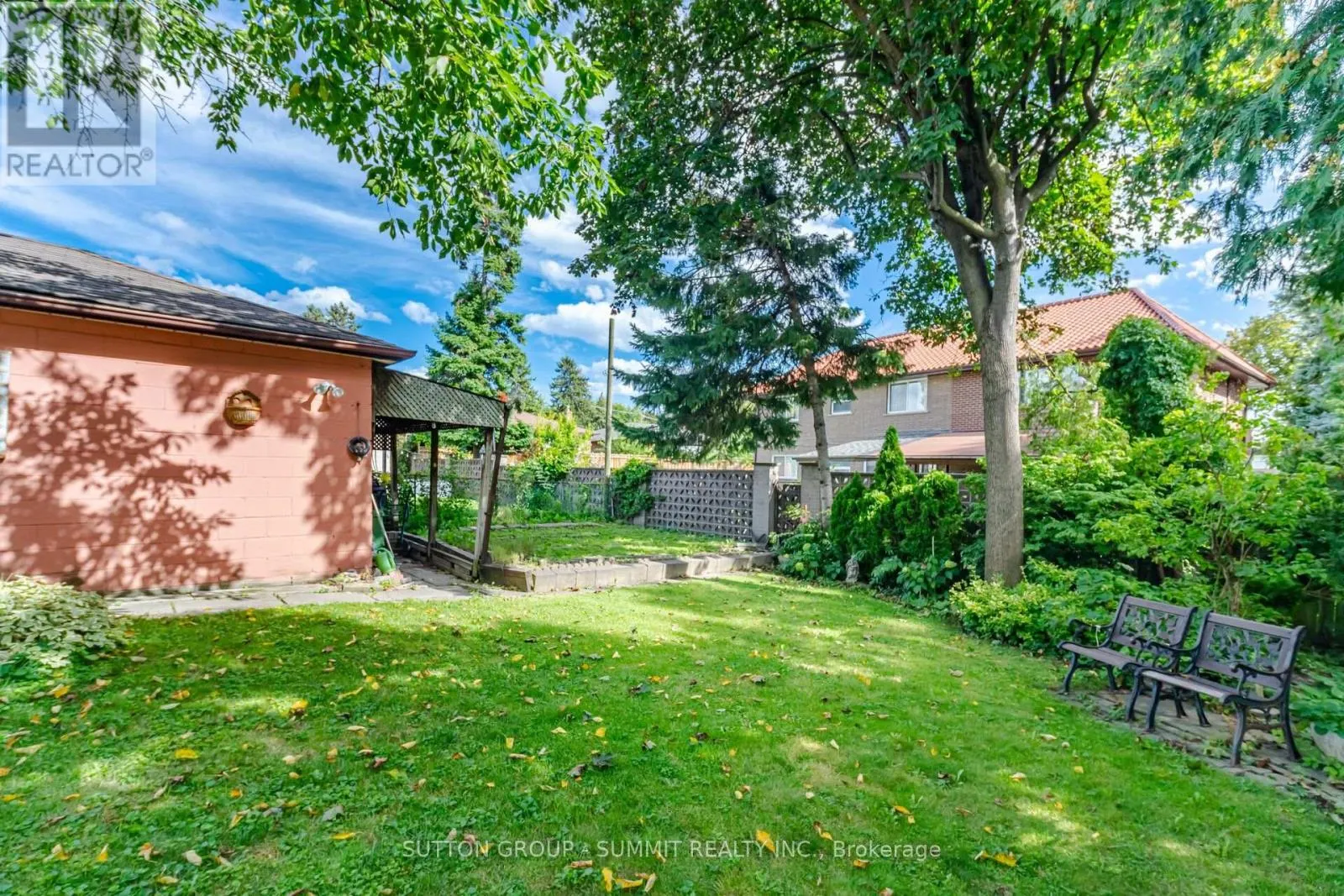 8 WOOLTON CRESCENT