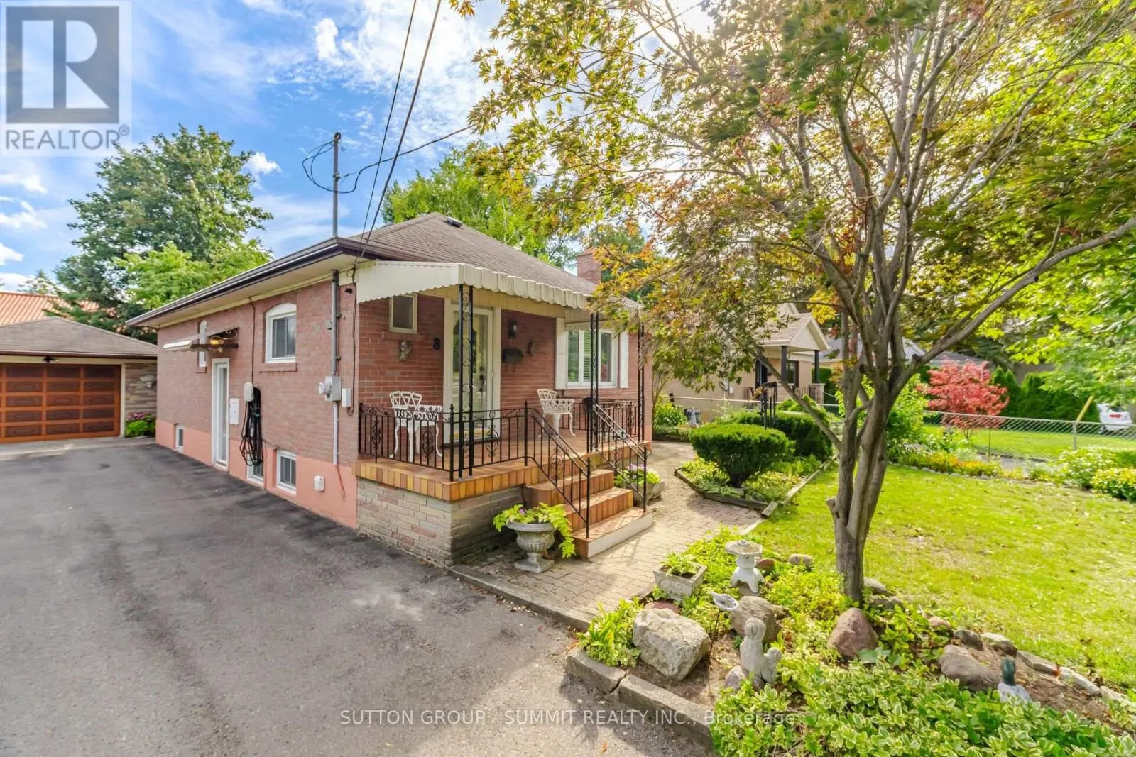 8 WOOLTON CRESCENT