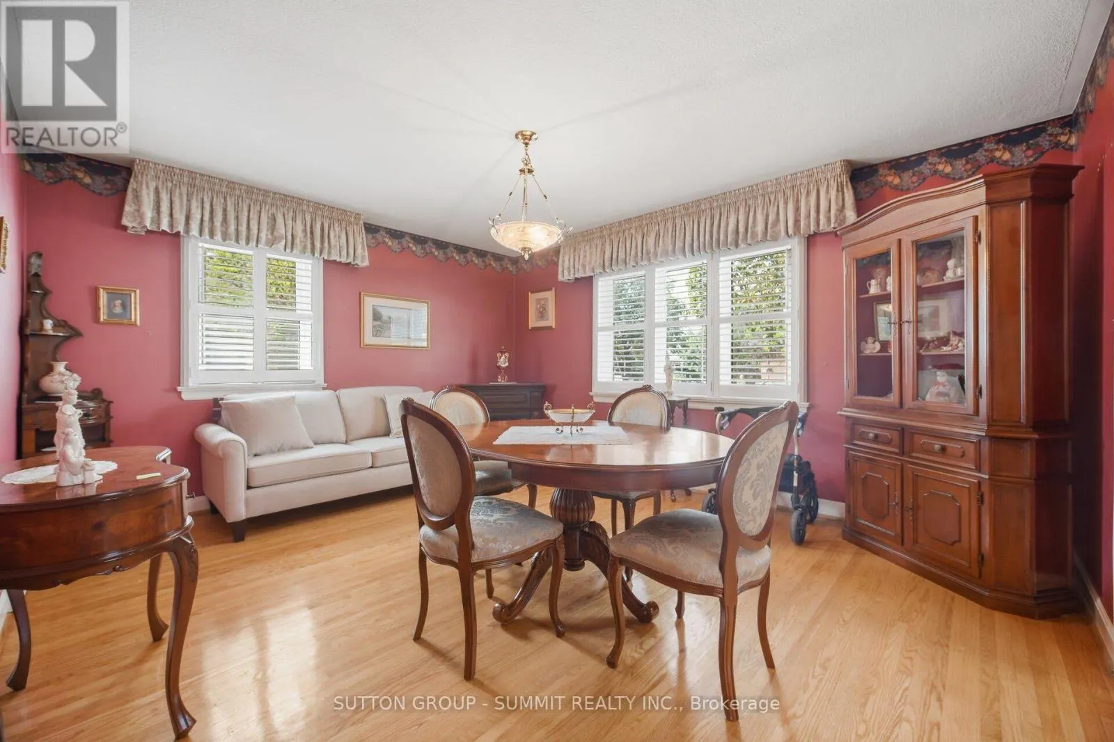 8 WOOLTON CRESCENT