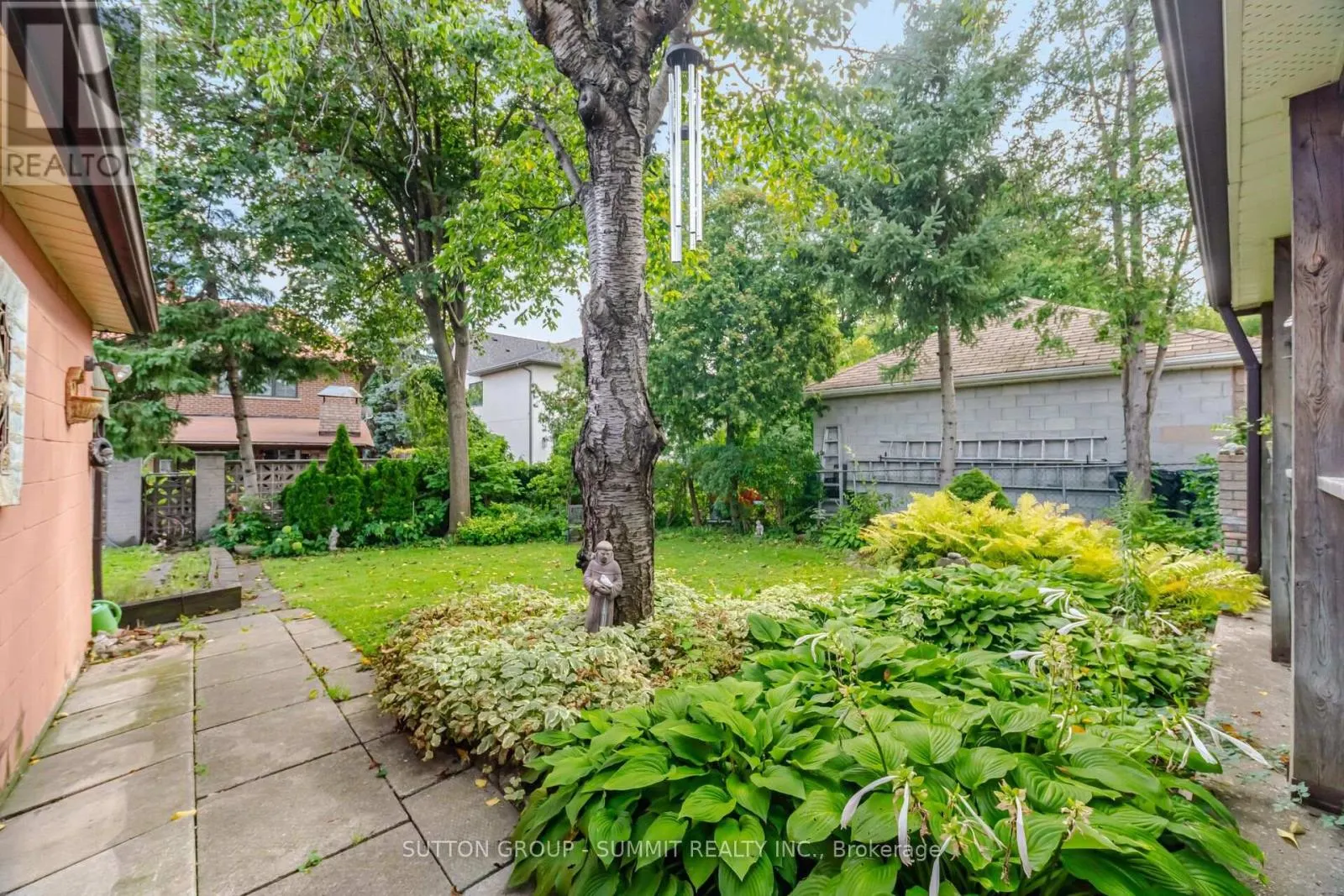 8 WOOLTON CRESCENT