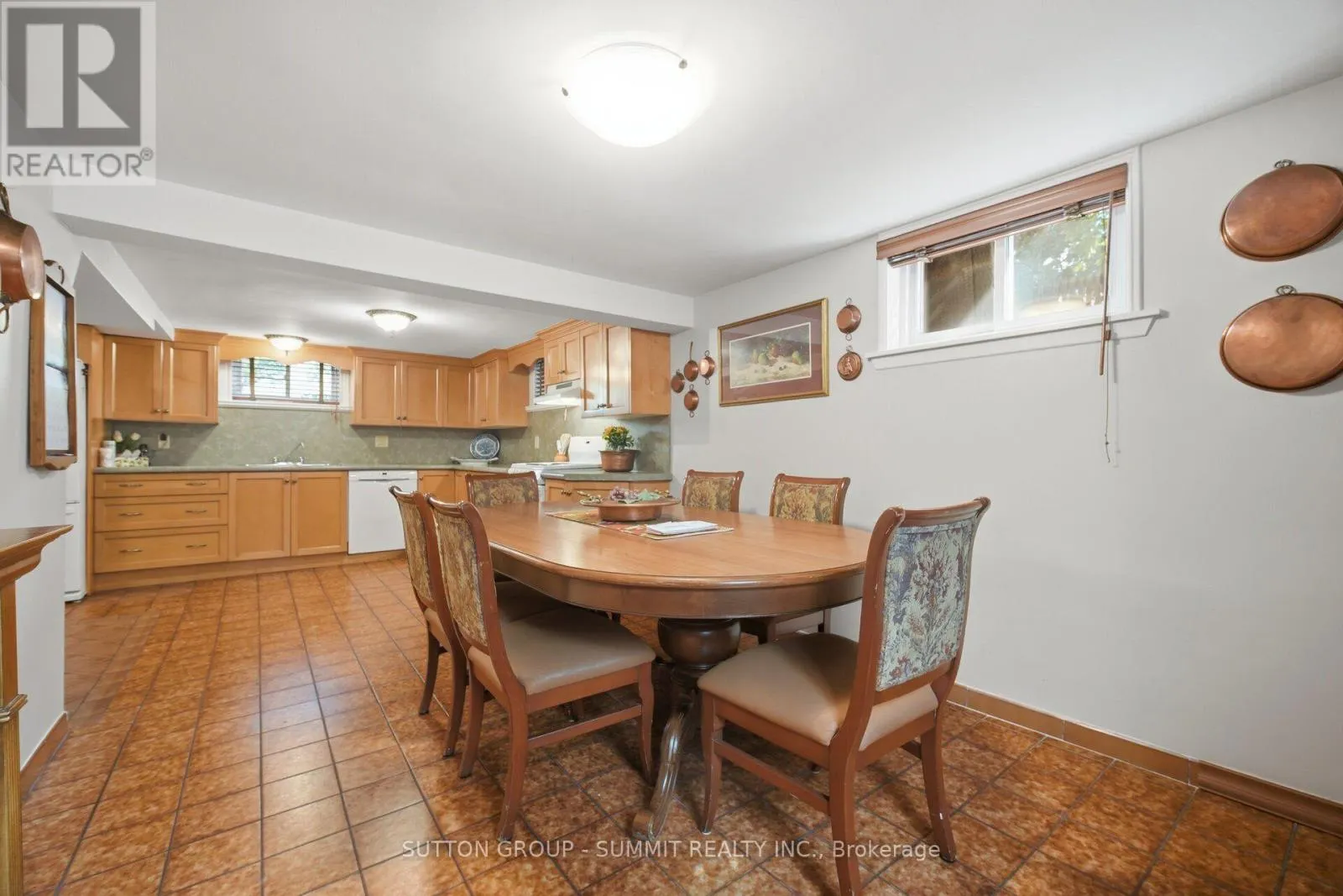 8 WOOLTON CRESCENT