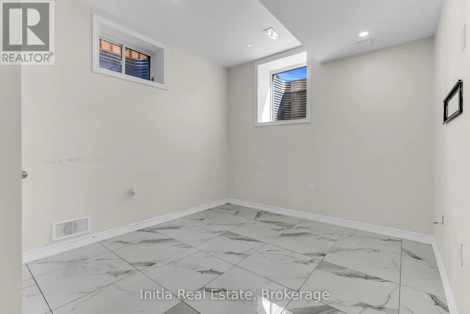 12 ERINTOWN CRESCENT S