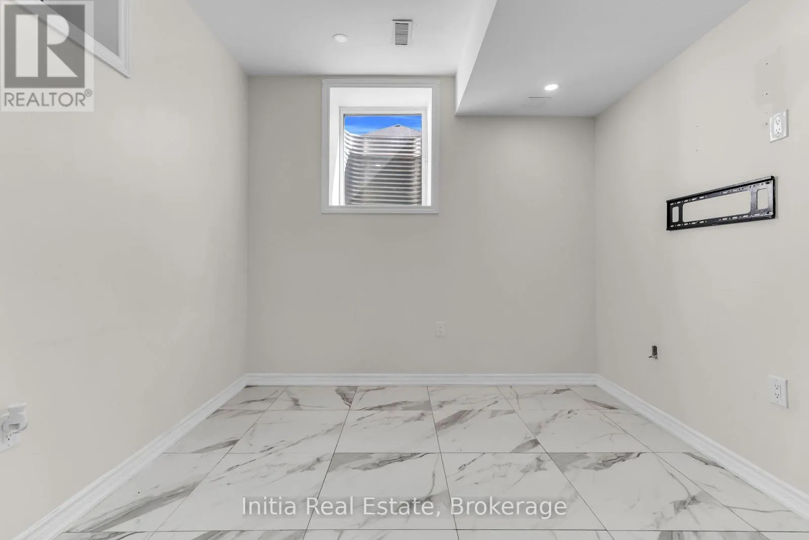 12 ERINTOWN CRESCENT S