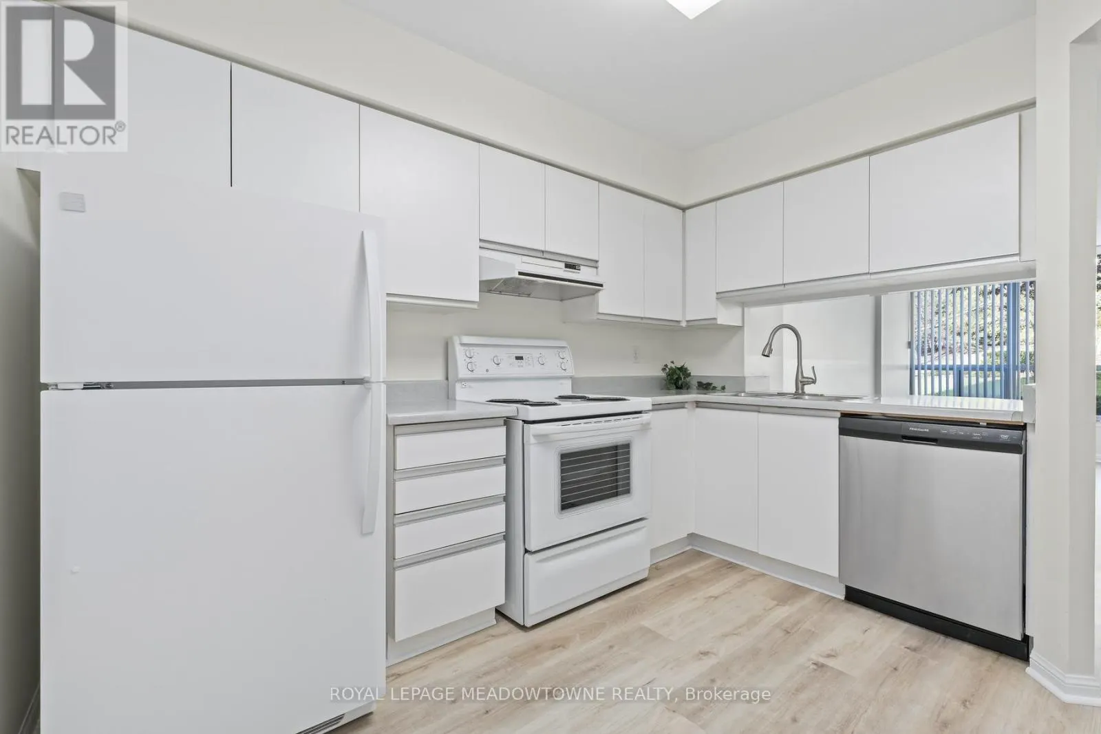 104 - 10 LAURELCREST STREET