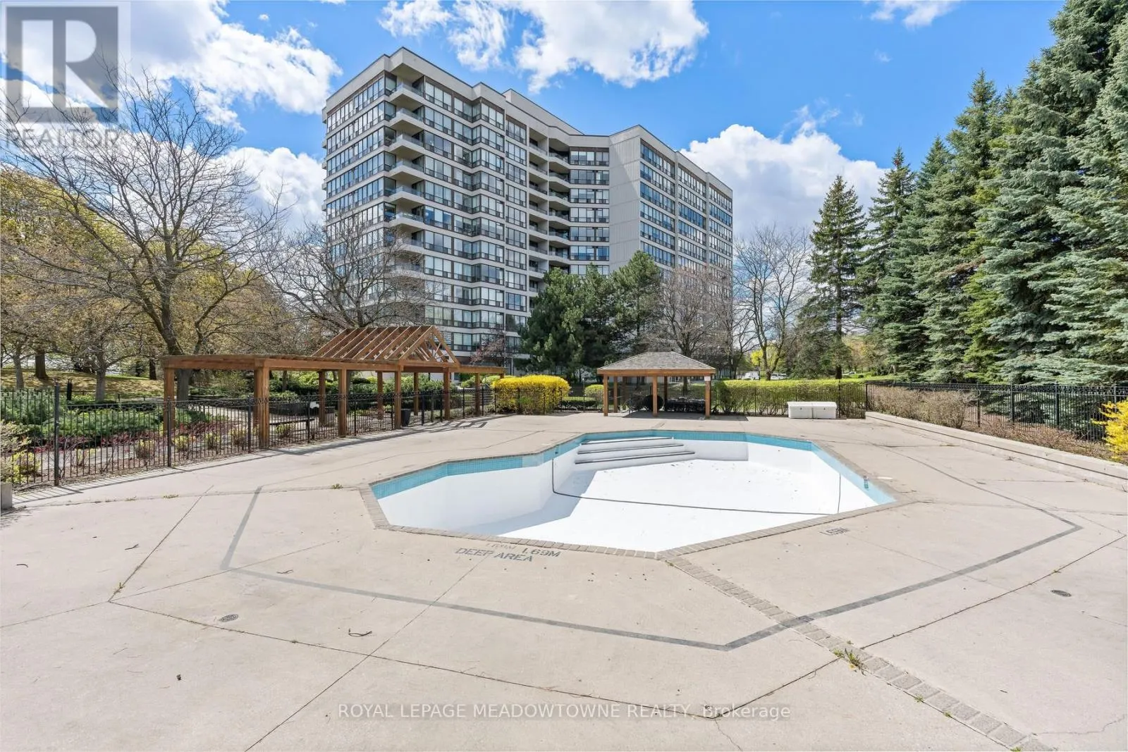 104 - 10 LAURELCREST STREET