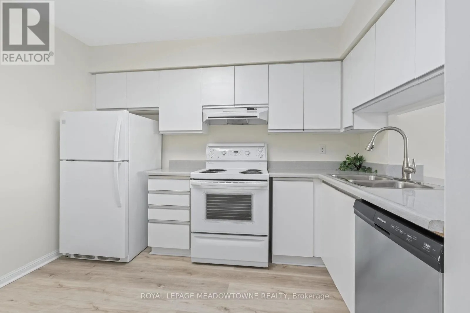 104 - 10 LAURELCREST STREET