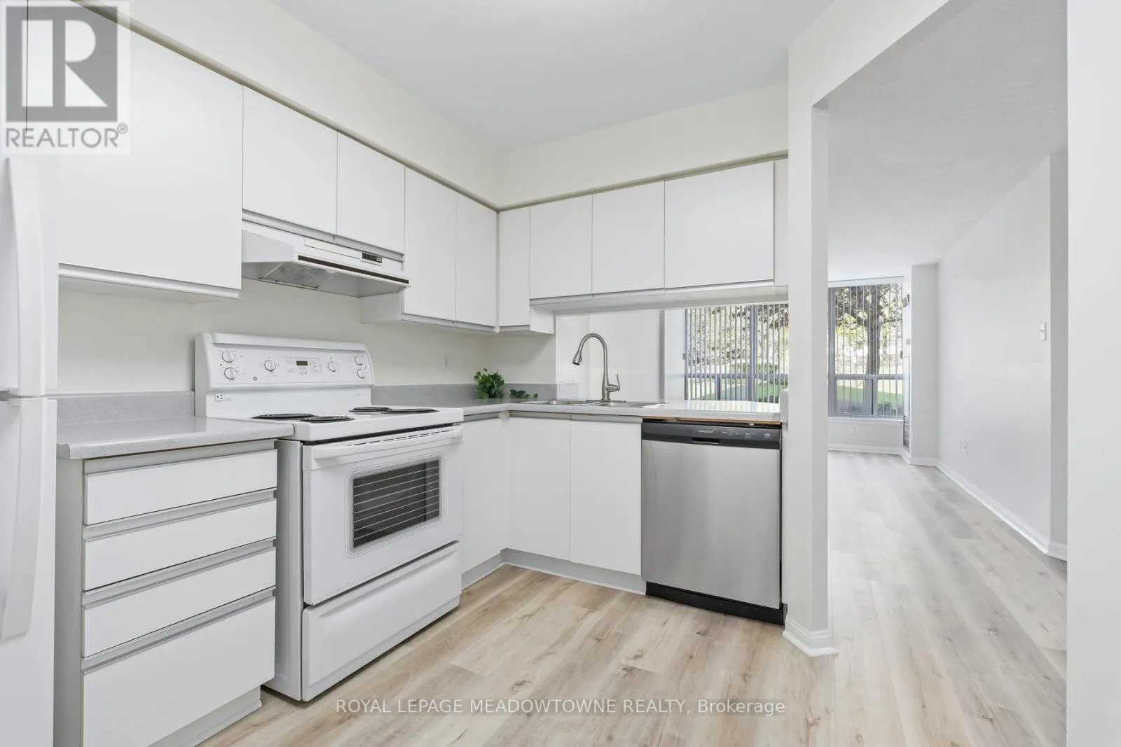 104 - 10 LAURELCREST STREET