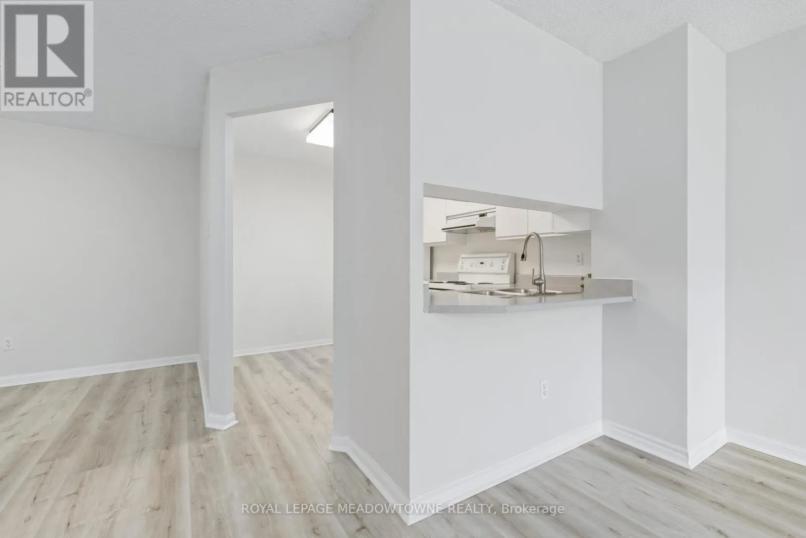 104 - 10 LAURELCREST STREET