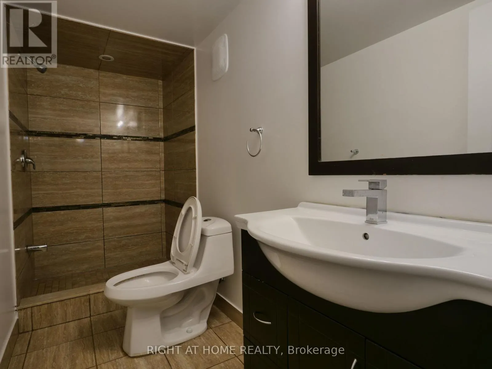 BASEMENT UNIT - 19 BLAZING STAR DRIVE S
