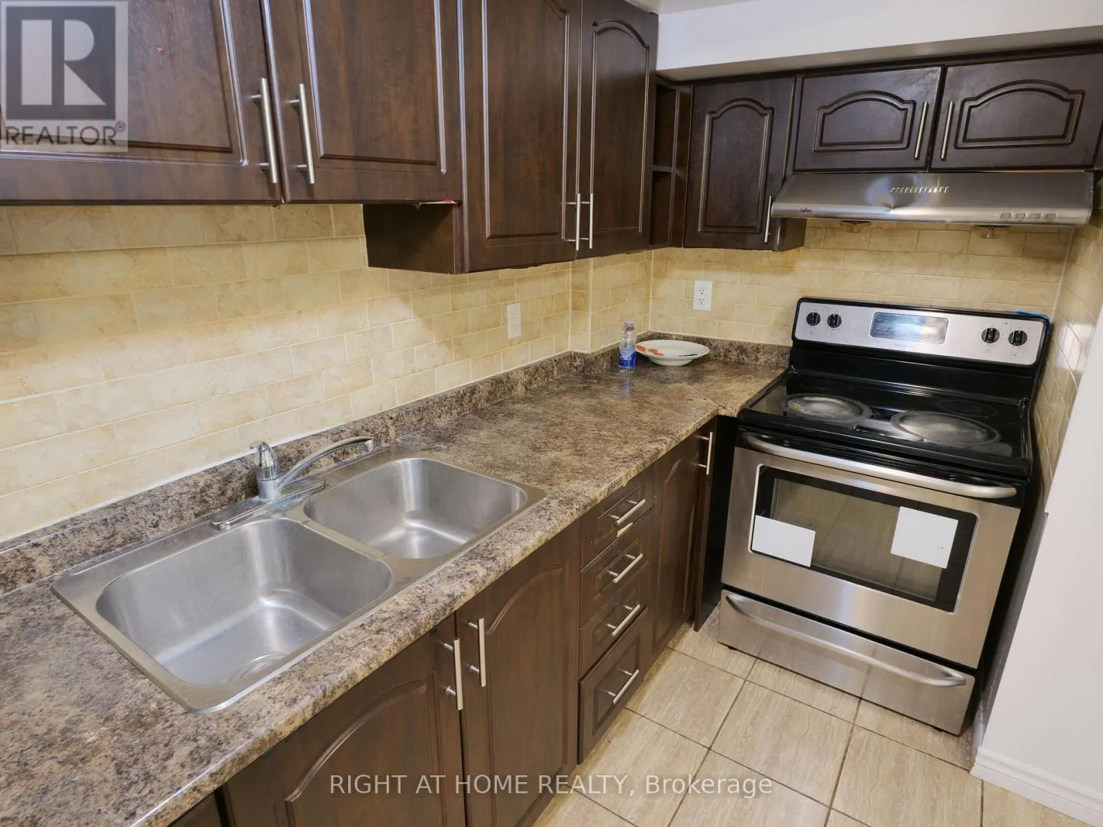 BASEMENT UNIT - 19 BLAZING STAR DRIVE S