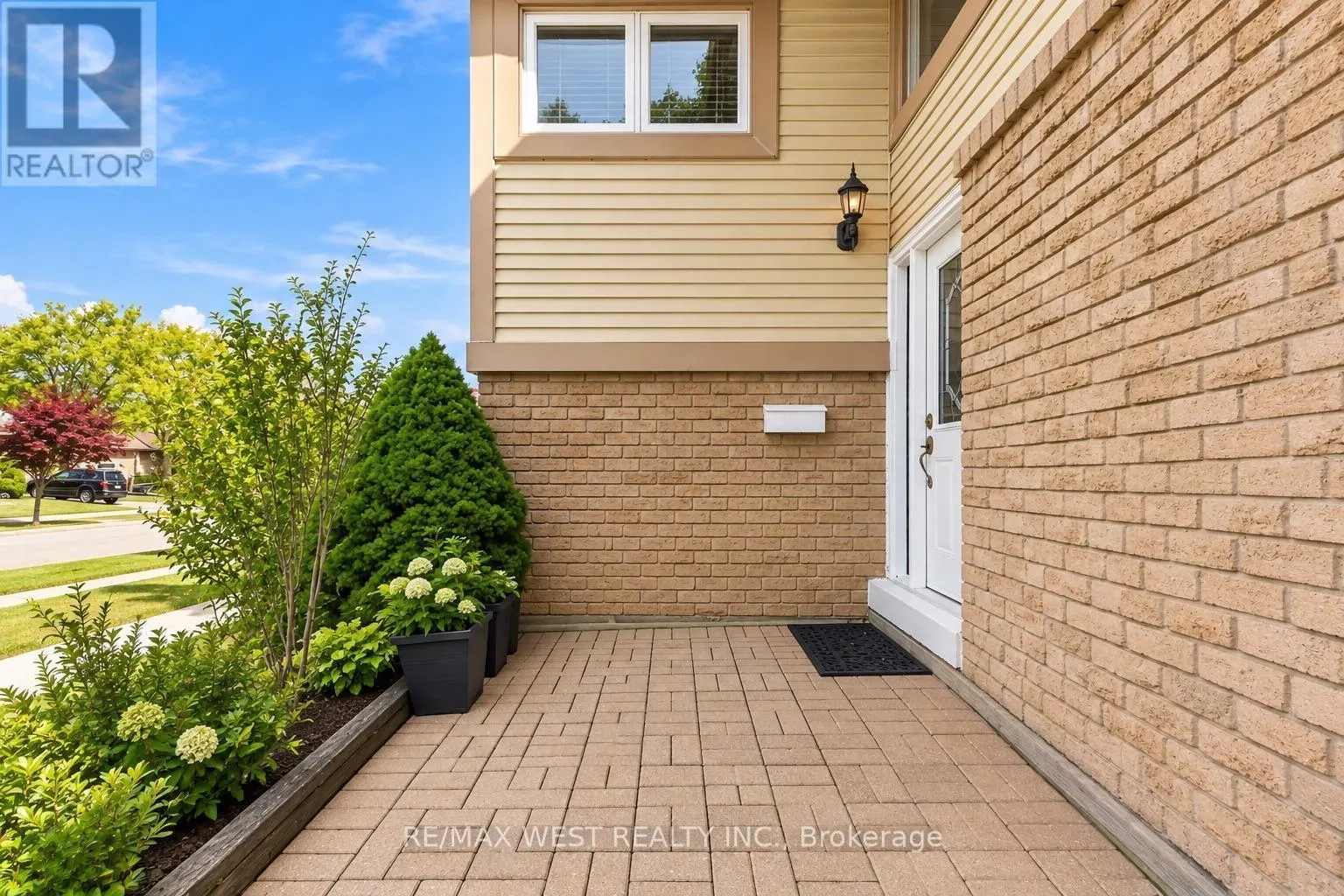 2 ACKROW COURT