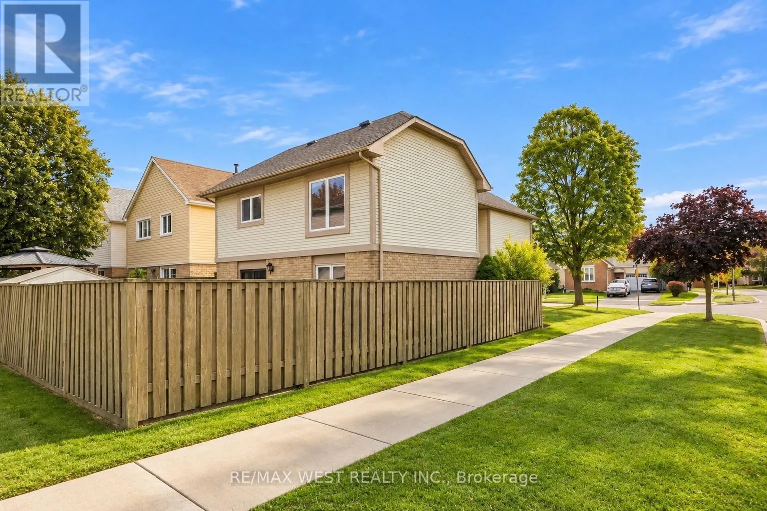 2 ACKROW COURT