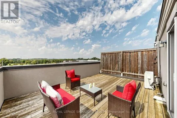 11 - 2441 GREENWICH DRIVE
