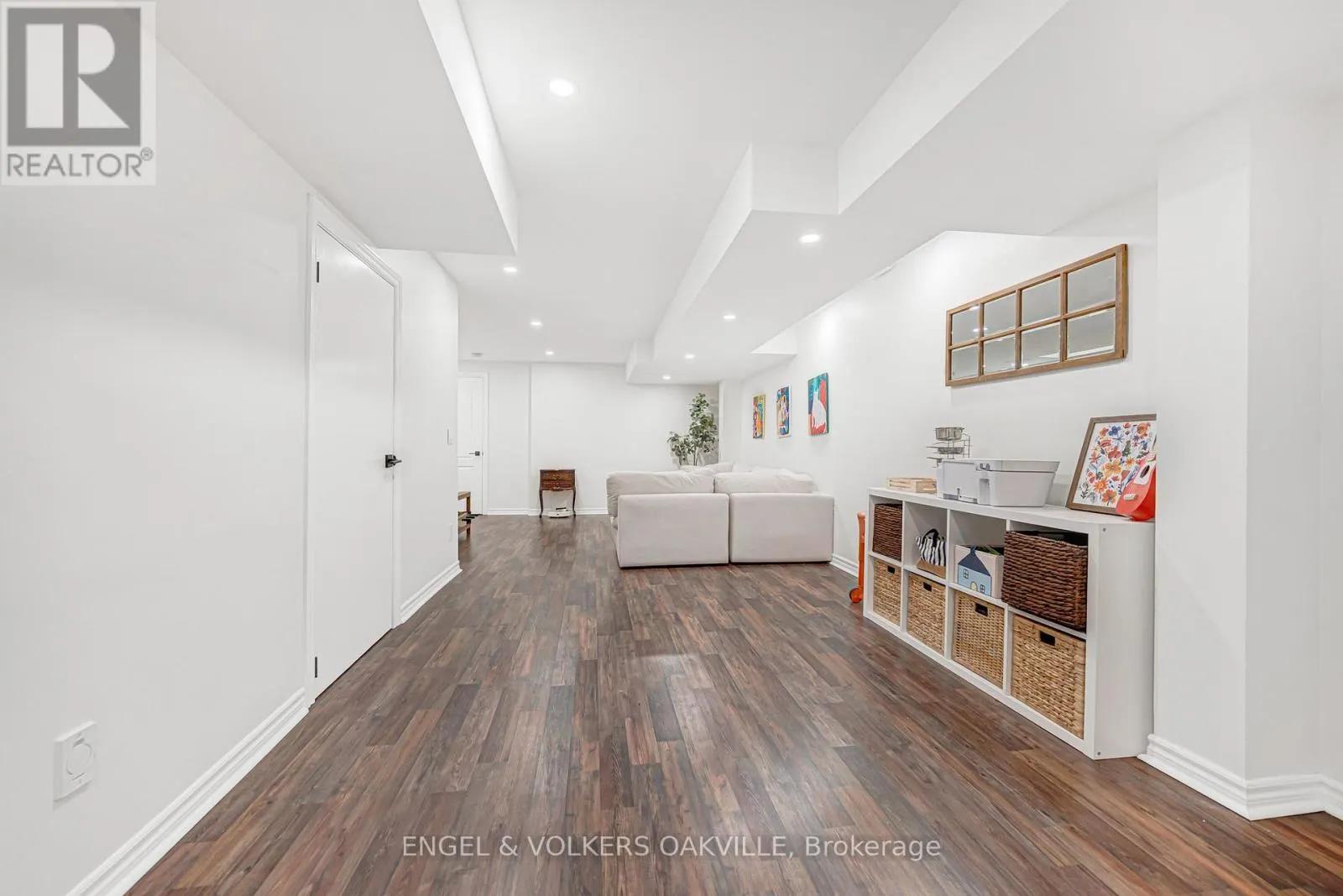 2592 CASTLE HILL CRESCENT