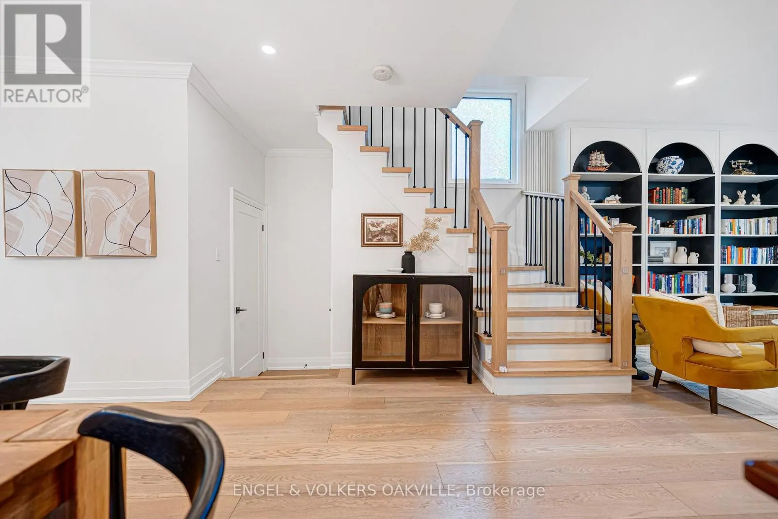 2592 CASTLE HILL CRESCENT