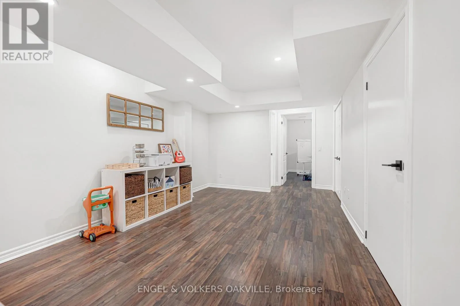 2592 CASTLE HILL CRESCENT