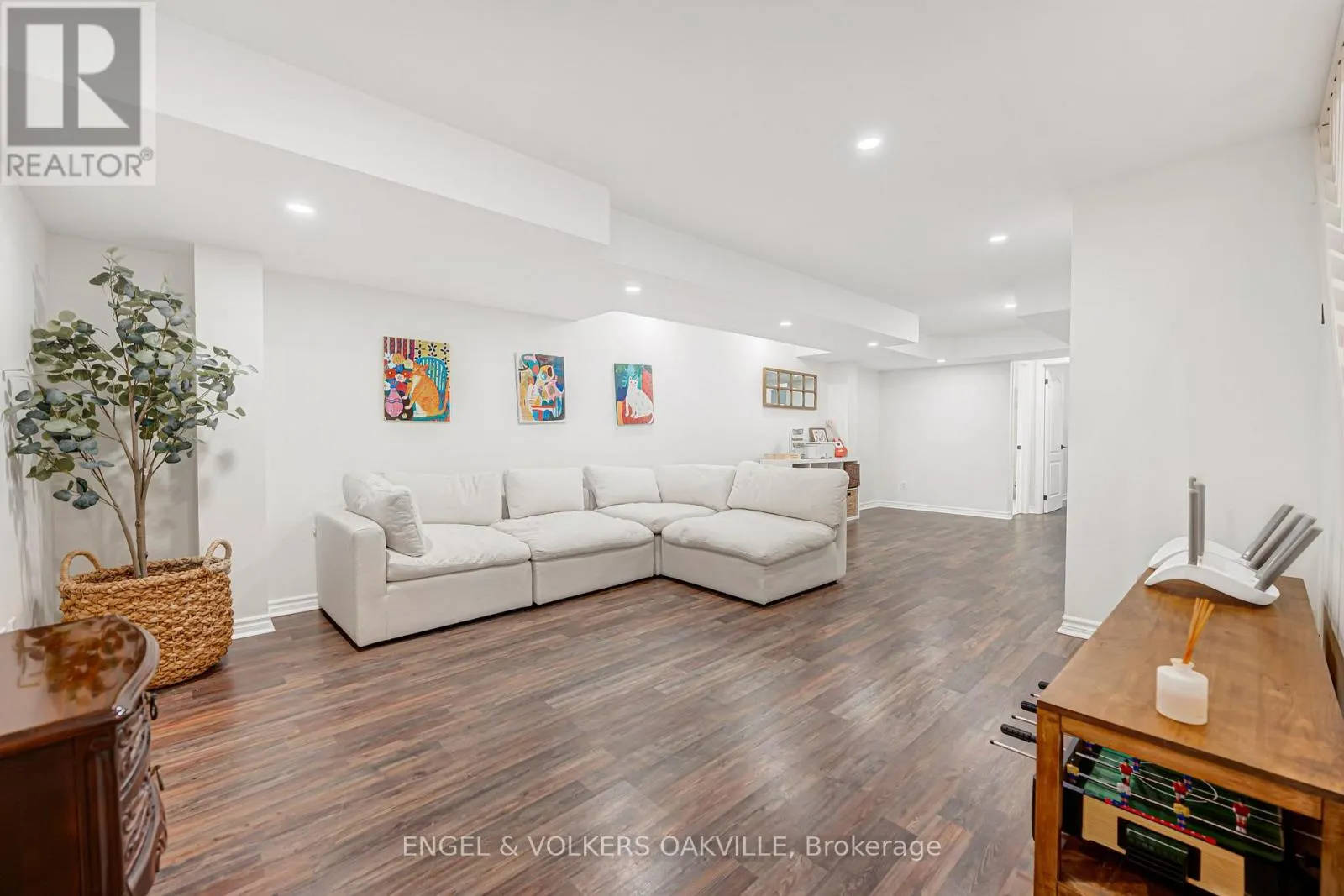 2592 CASTLE HILL CRESCENT