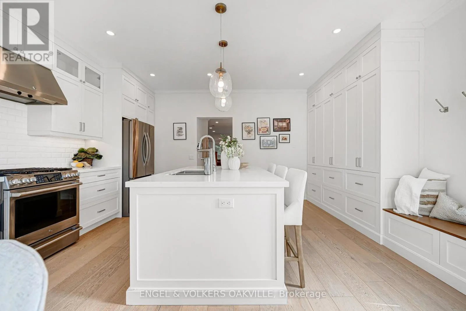 2592 CASTLE HILL CRESCENT