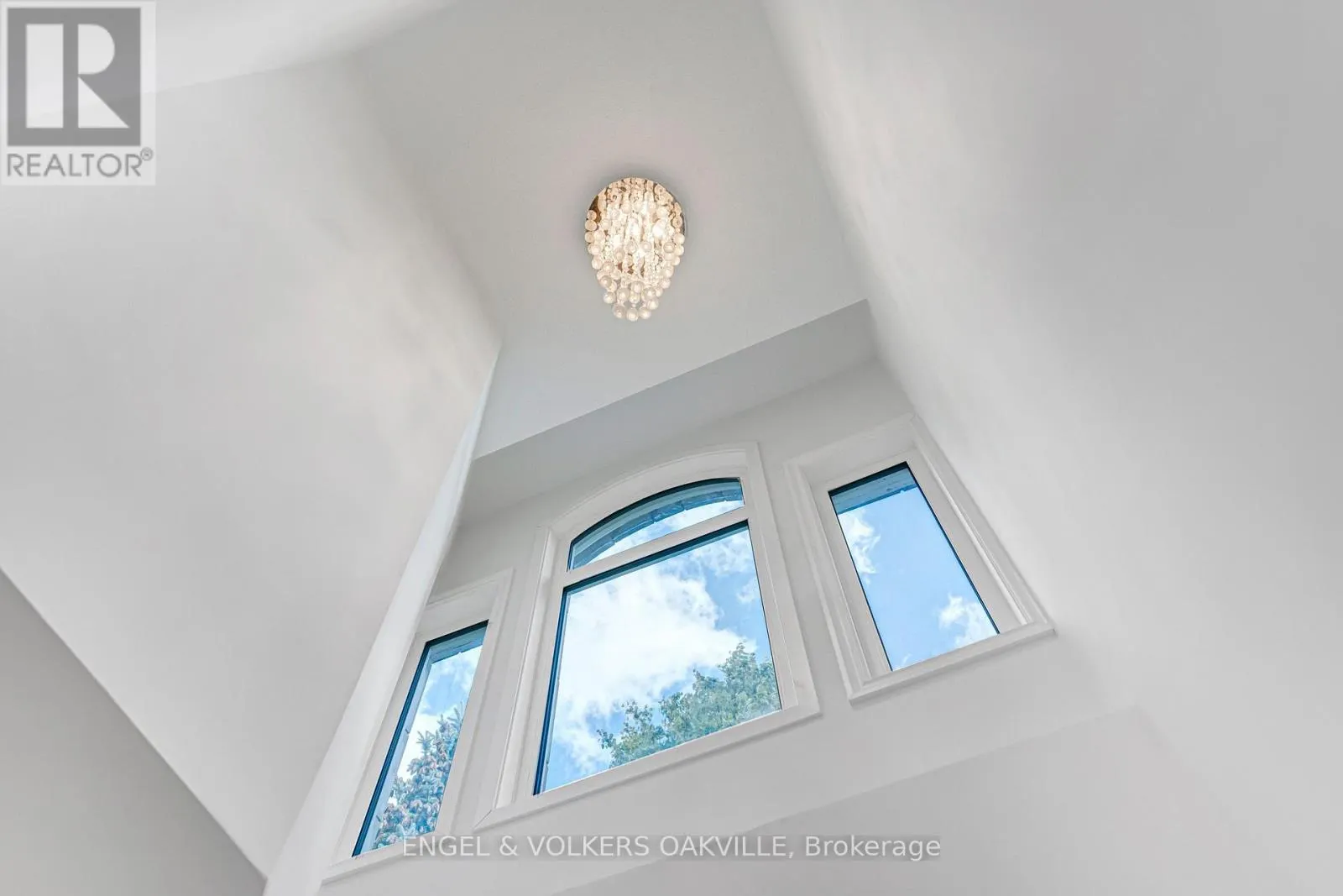 2592 CASTLE HILL CRESCENT