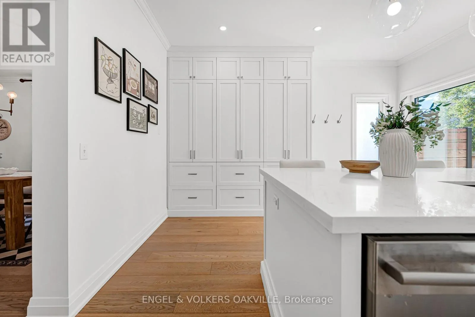 2592 CASTLE HILL CRESCENT