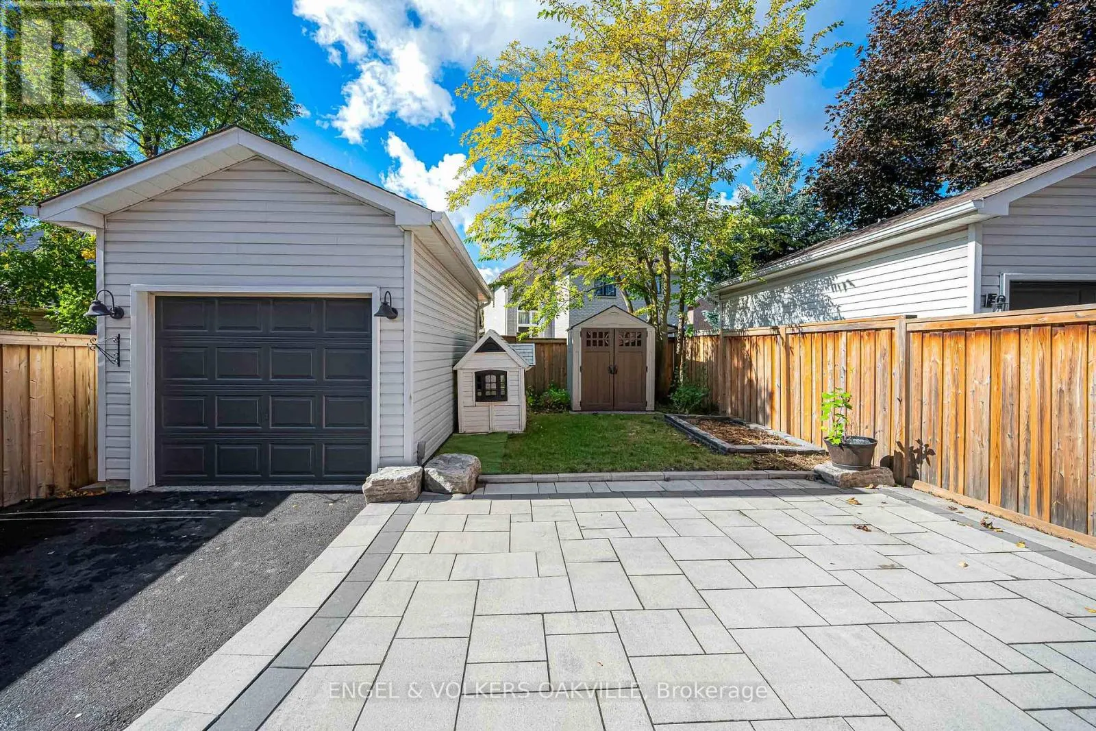 2592 CASTLE HILL CRESCENT