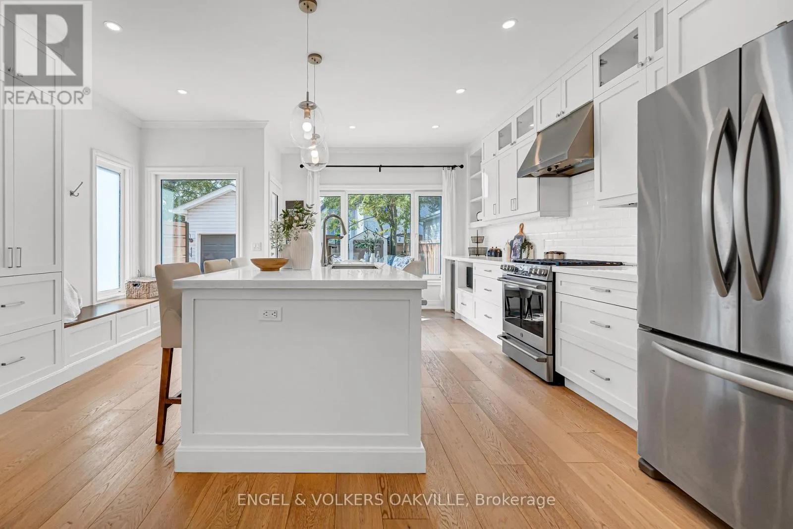 2592 CASTLE HILL CRESCENT