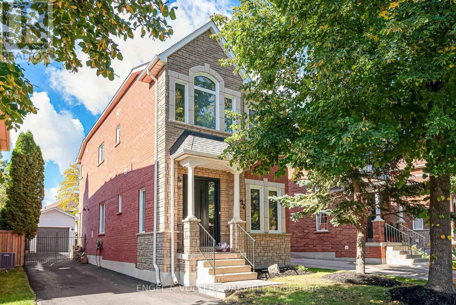 2592 CASTLE HILL CRESCENT
