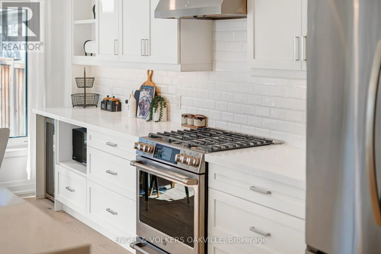 2592 CASTLE HILL CRESCENT