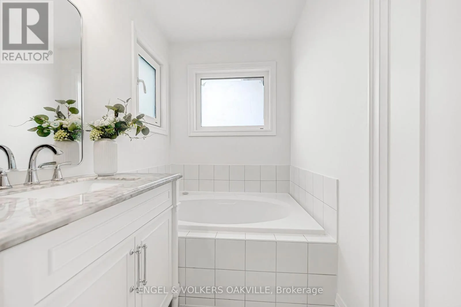 2592 CASTLE HILL CRESCENT