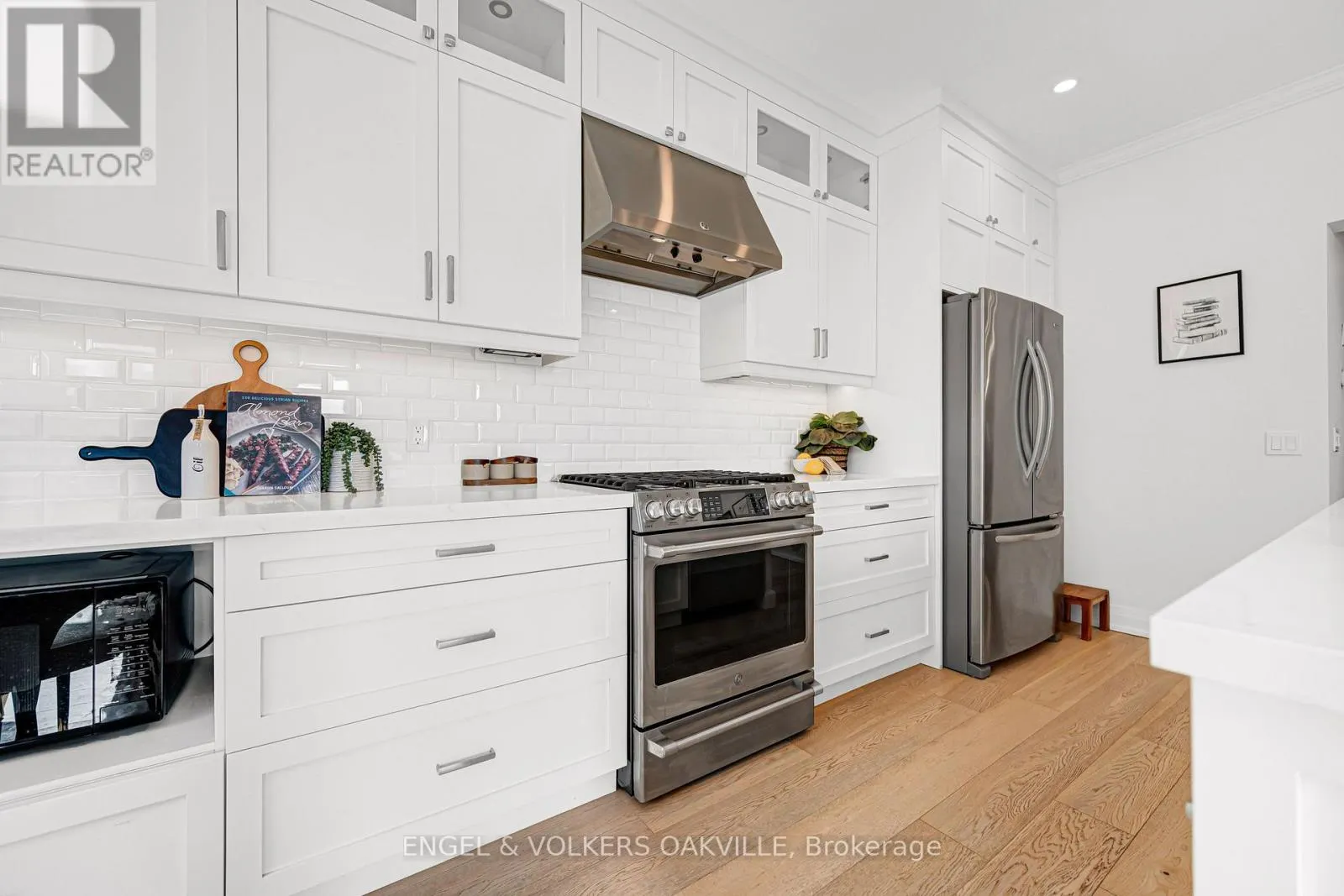 2592 CASTLE HILL CRESCENT