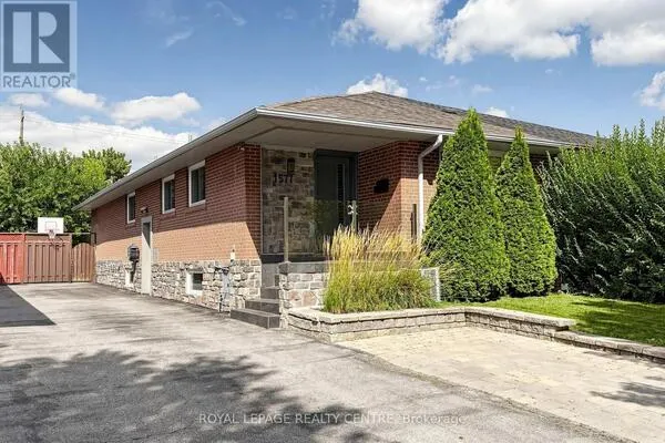 1577 SANDGATE CRESCENT