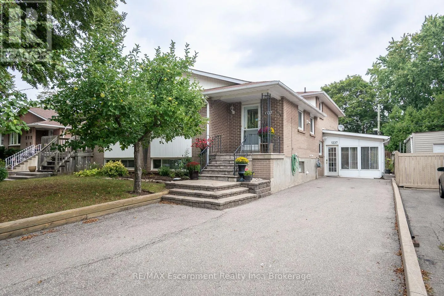 1237 REDBANK CRESCENT