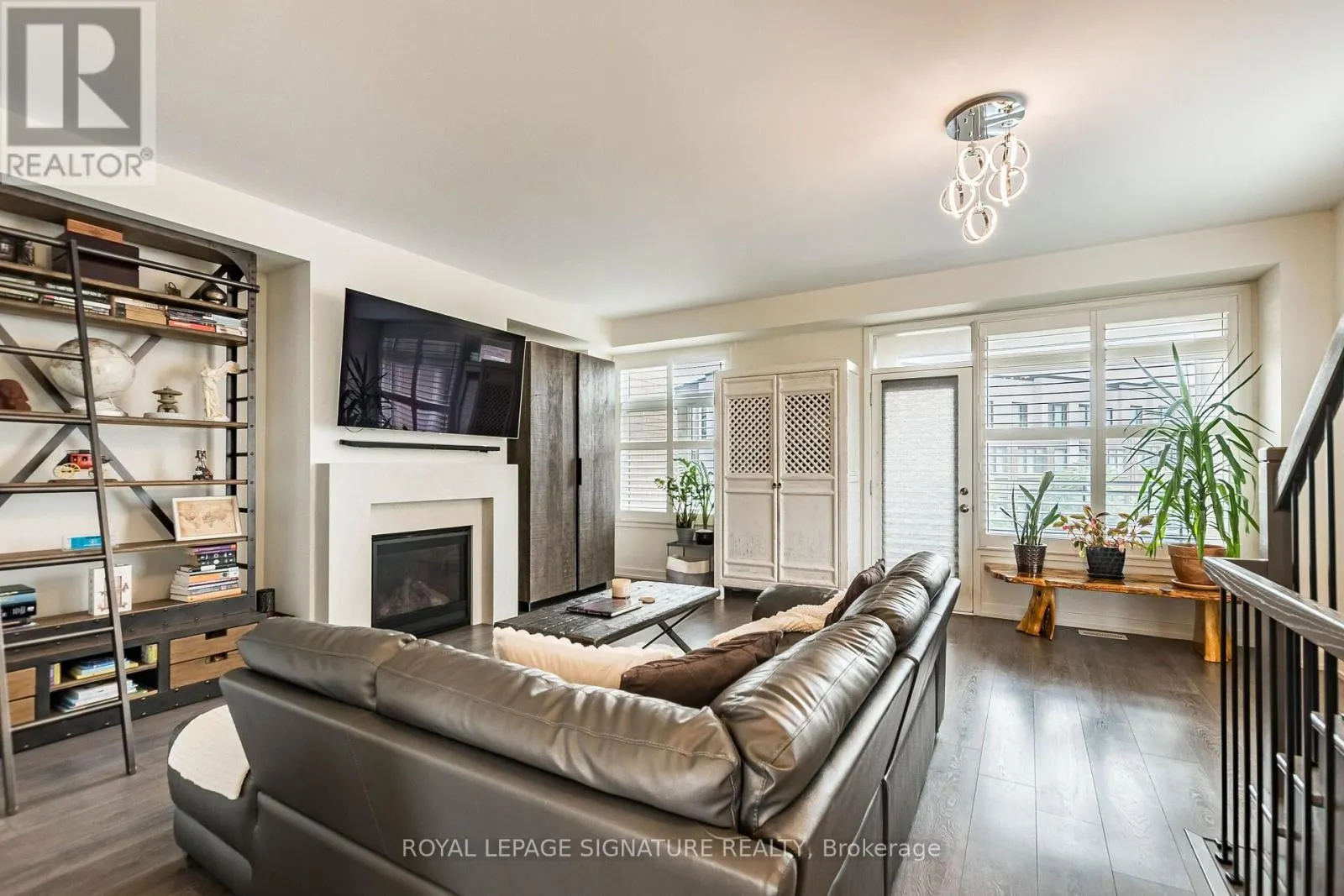 3121 MINTWOOD CIRCLE