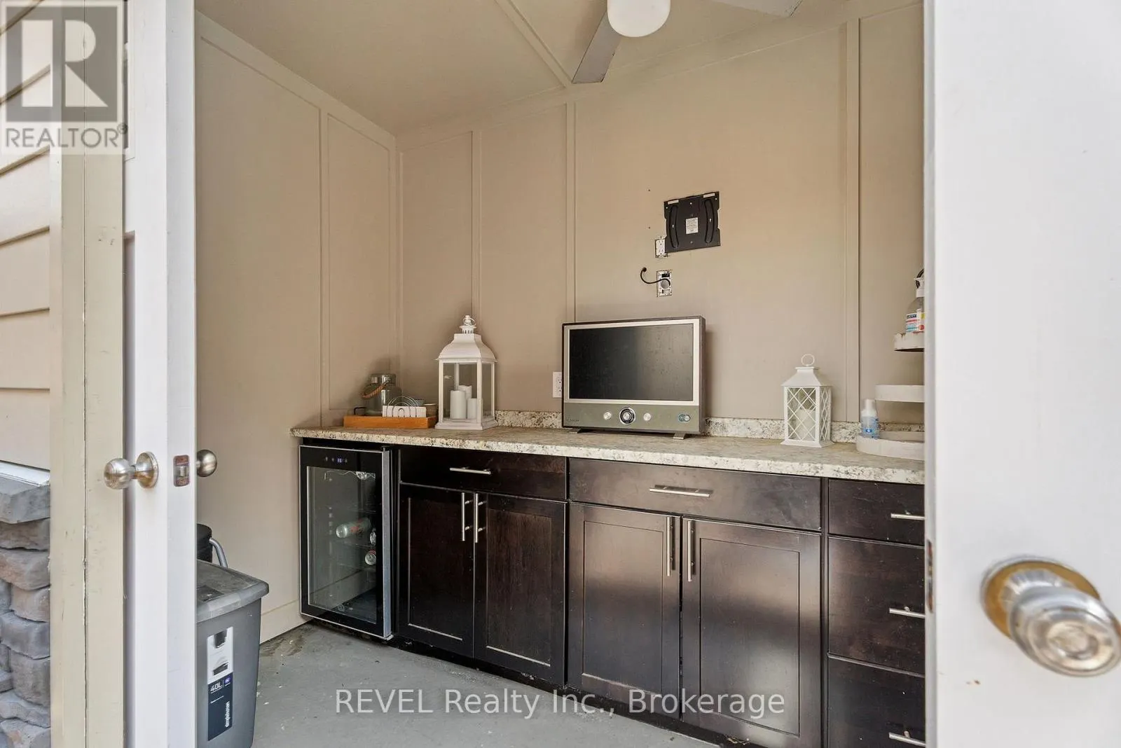 401 SCHREYER CRESCENT