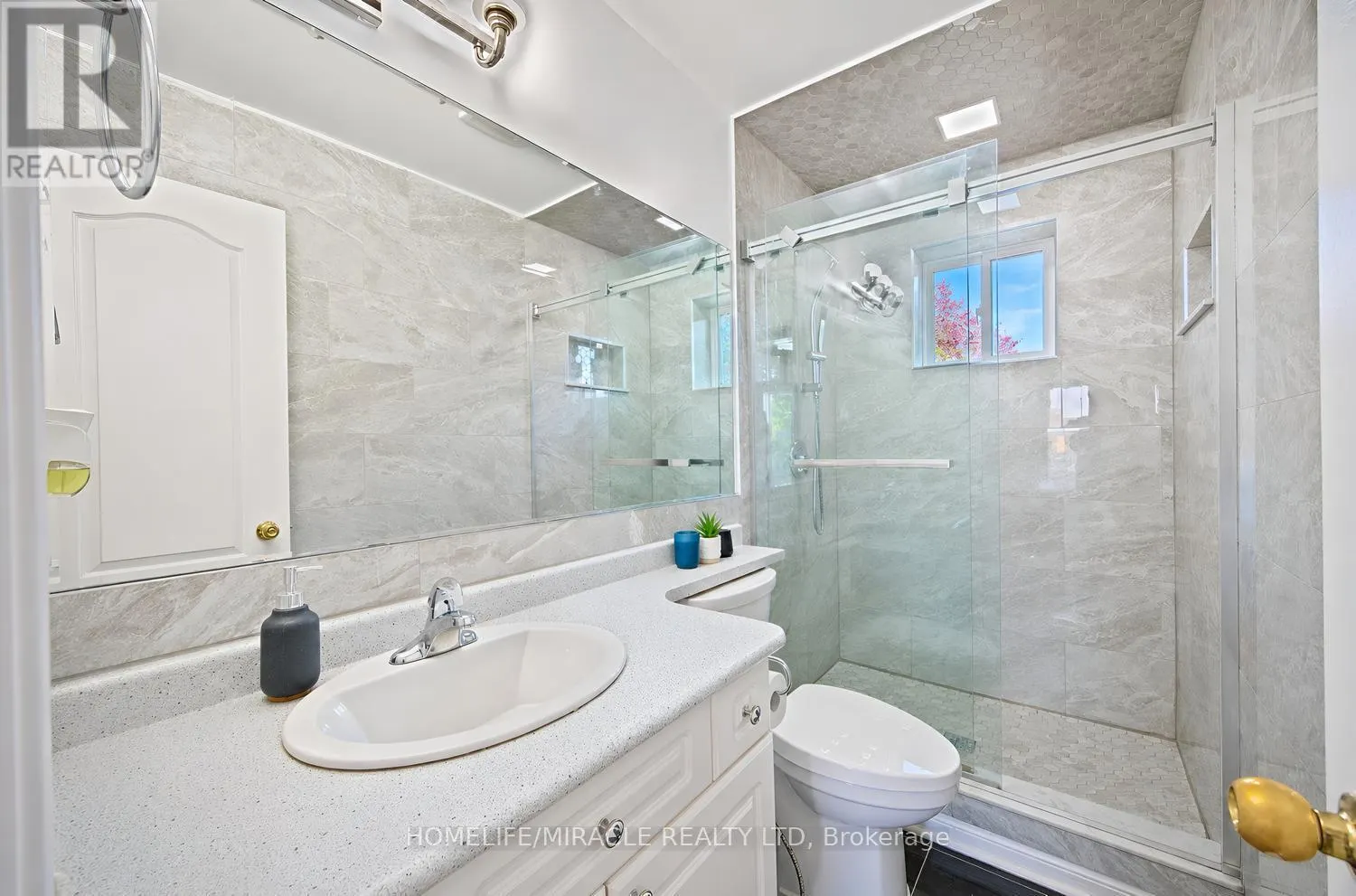 1552 HARWOOD DRIVE