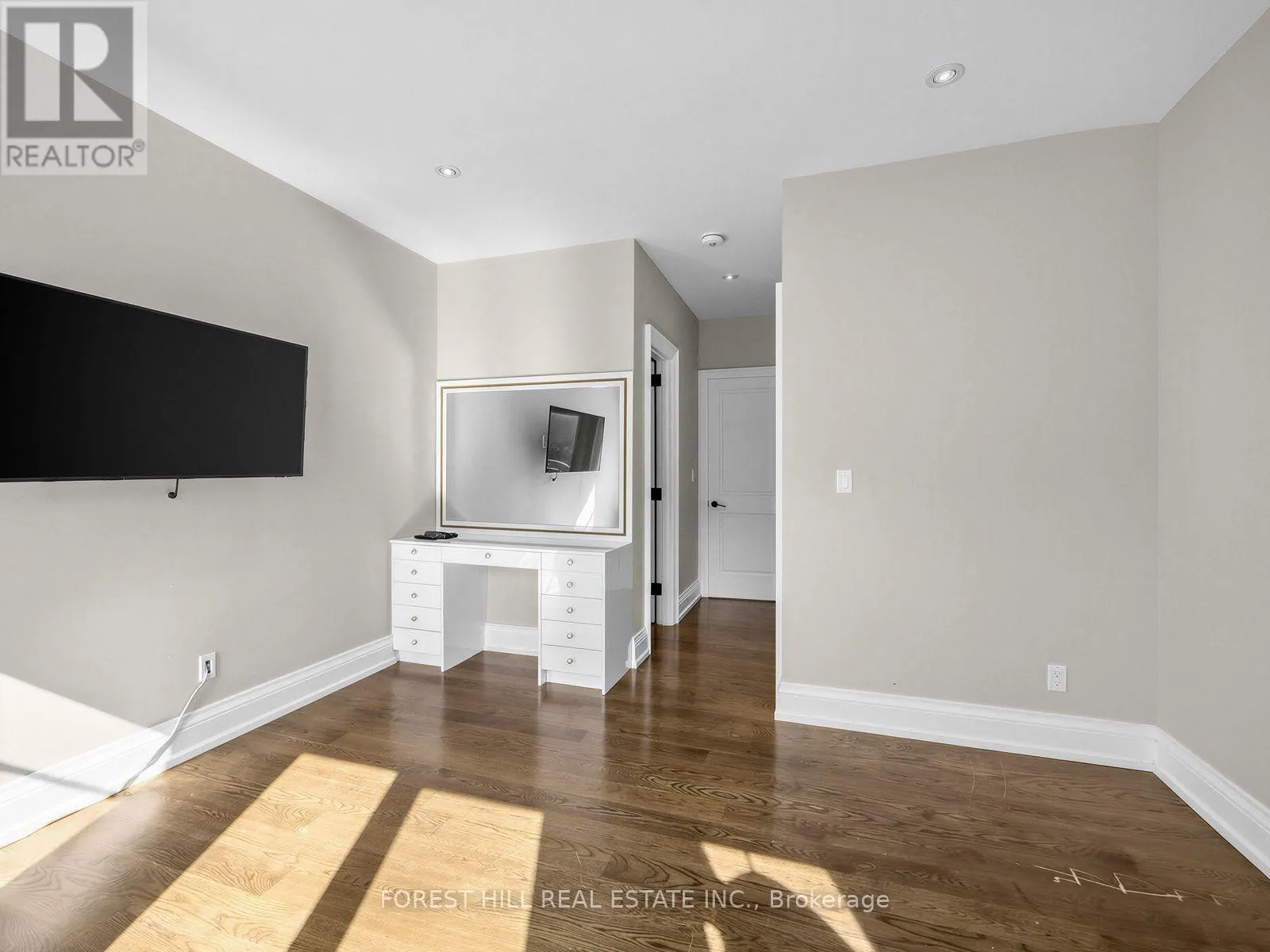 302 PINEHURST DRIVE W