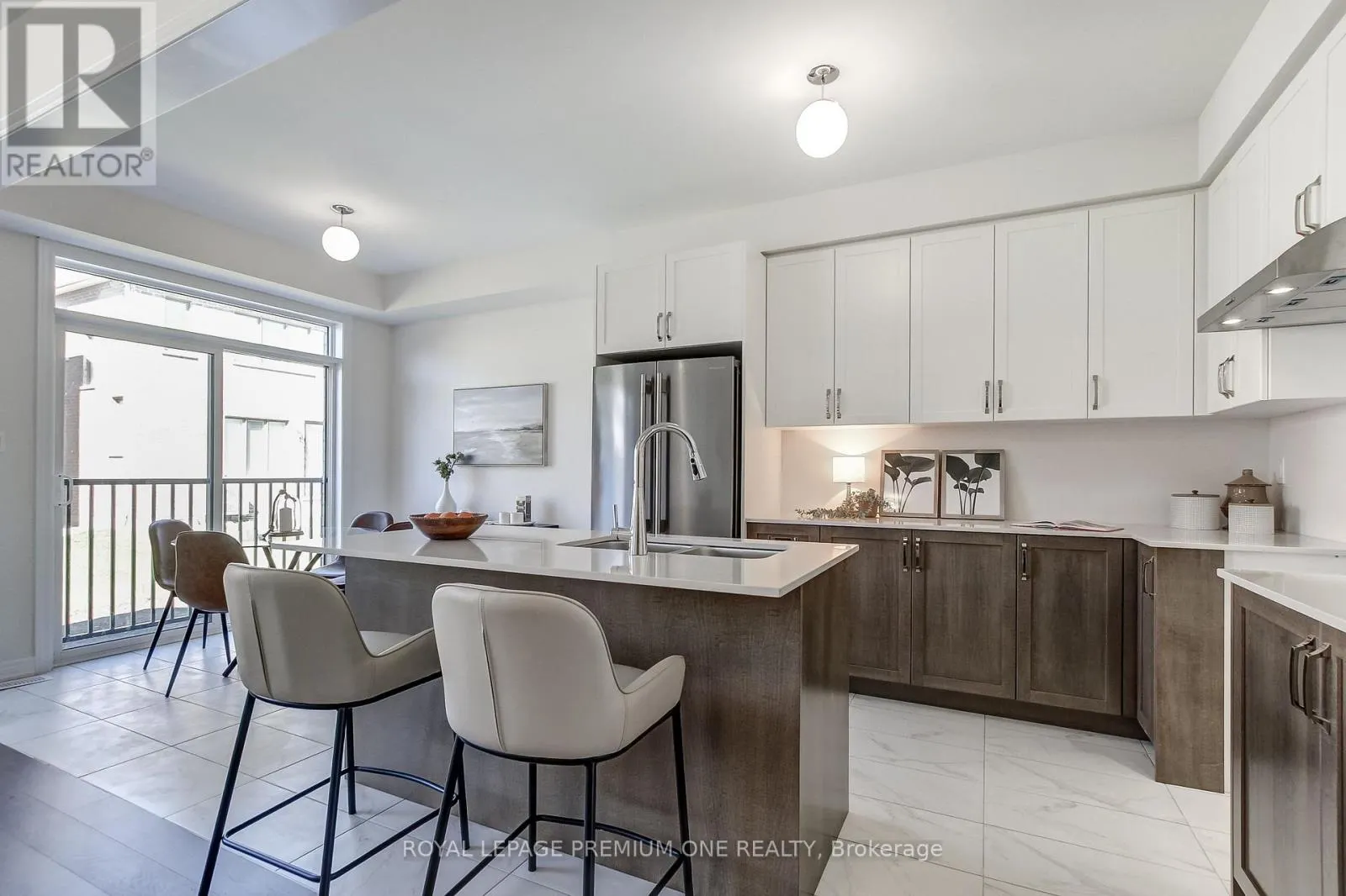 849 HICKORY CRESCENT