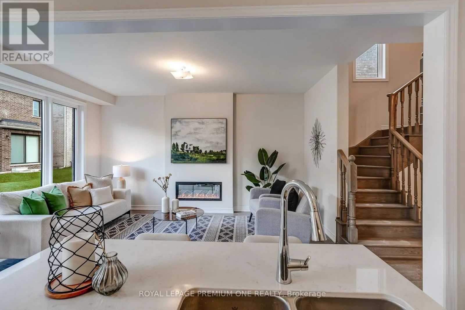 853 HICKORY CRESCENT