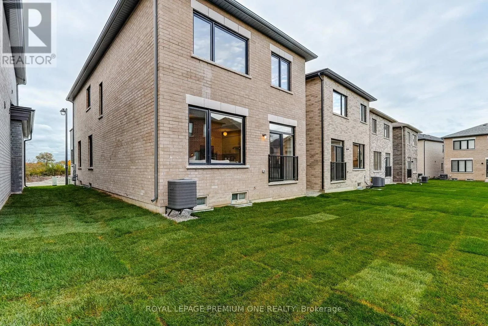 853 HICKORY CRESCENT