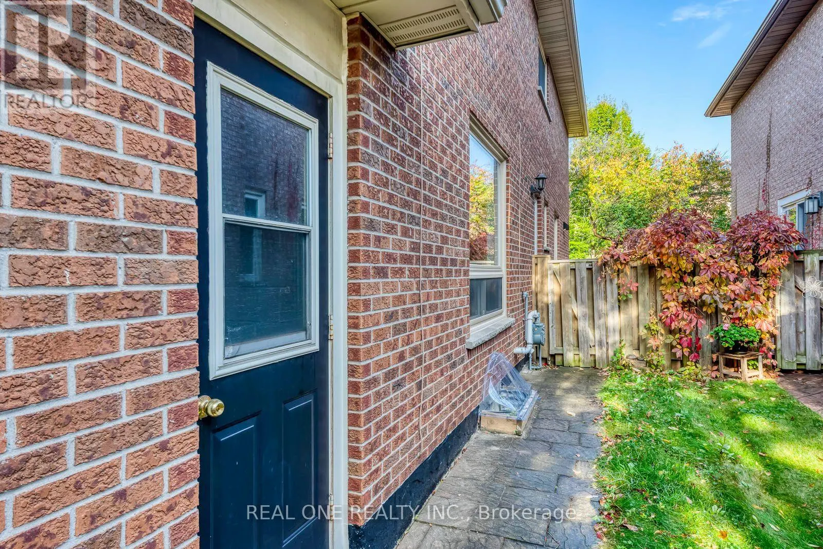 403 PARKRIDGE CRESCENT