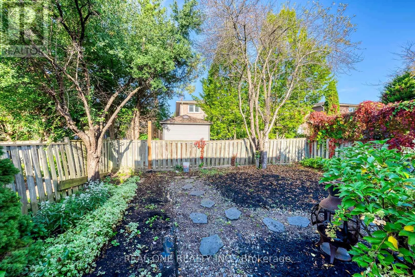 403 PARKRIDGE CRESCENT