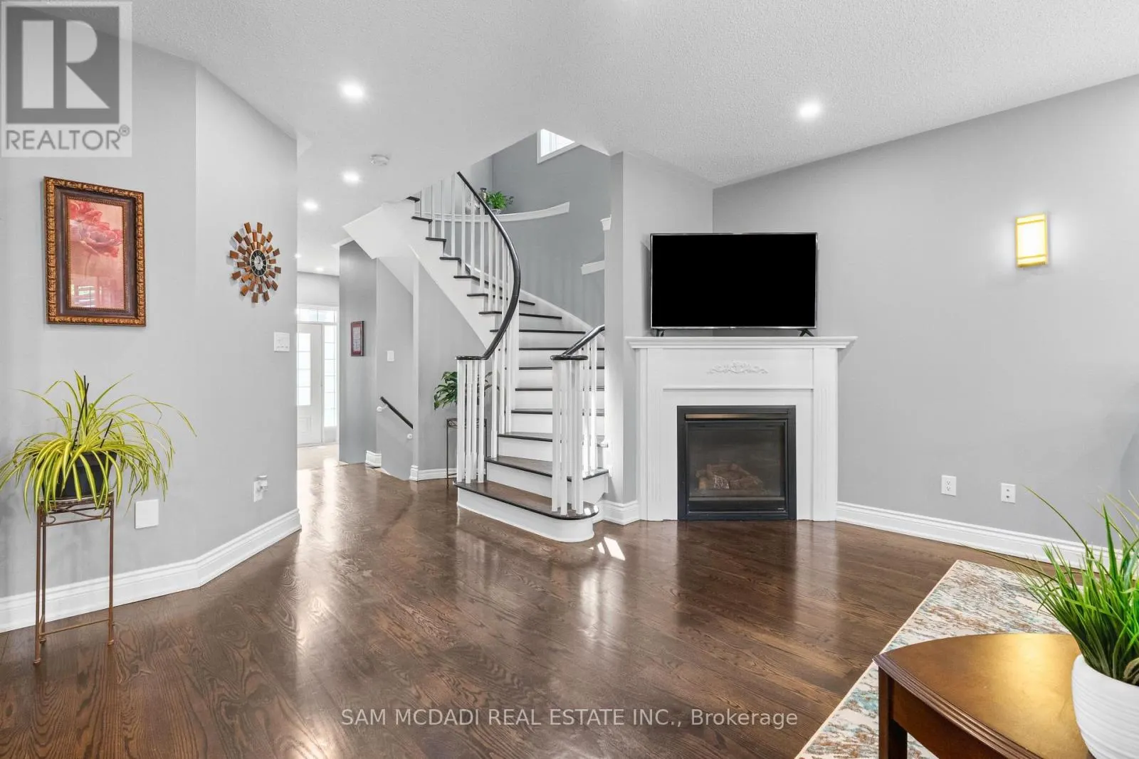 195 HOLMES CRESCENT