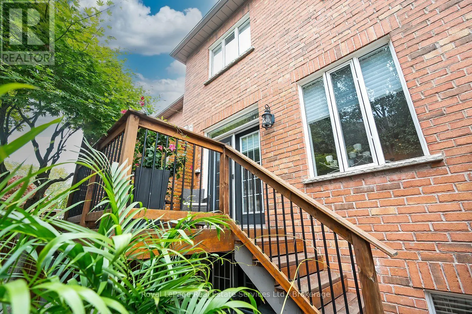 207 TAWNY CRESCENT
