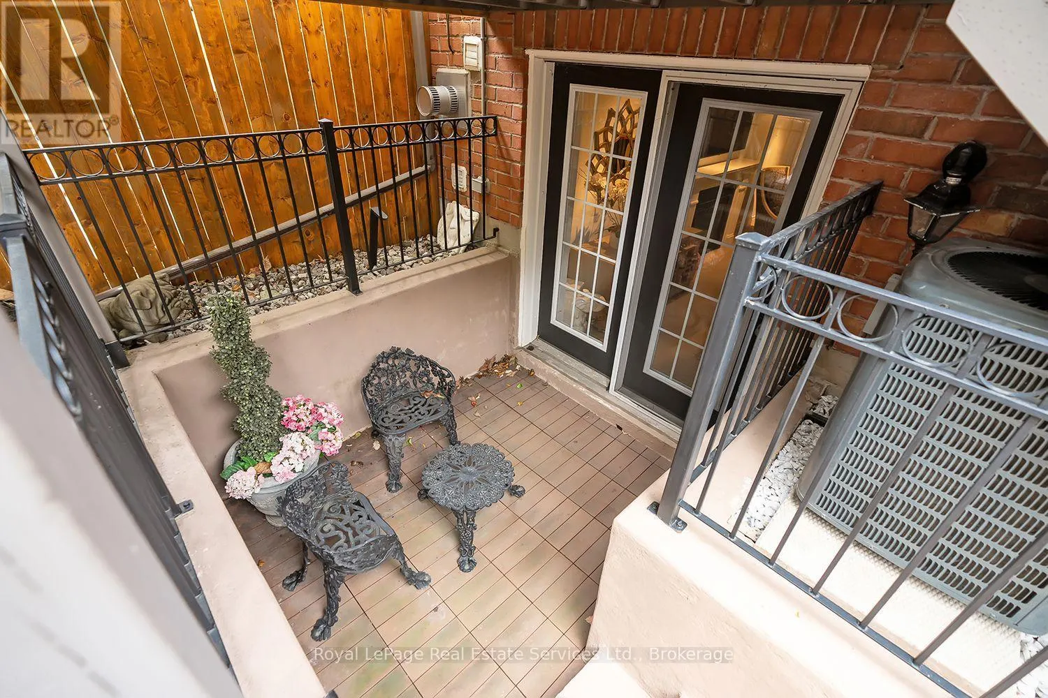207 TAWNY CRESCENT
