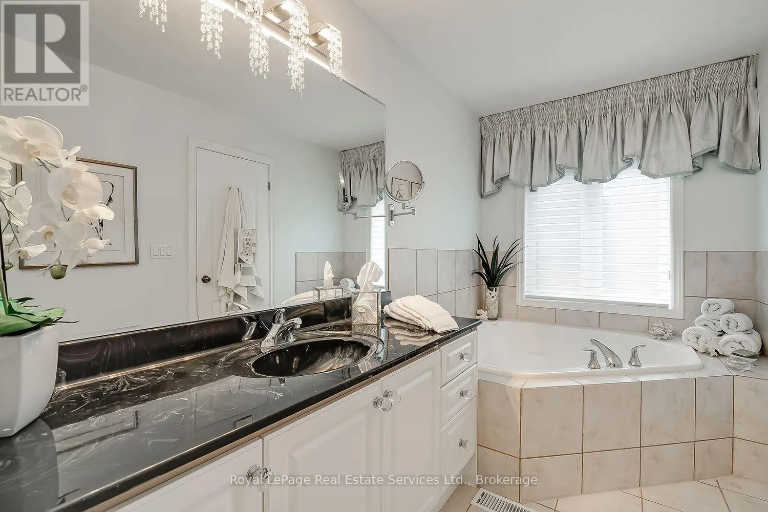 207 TAWNY CRESCENT