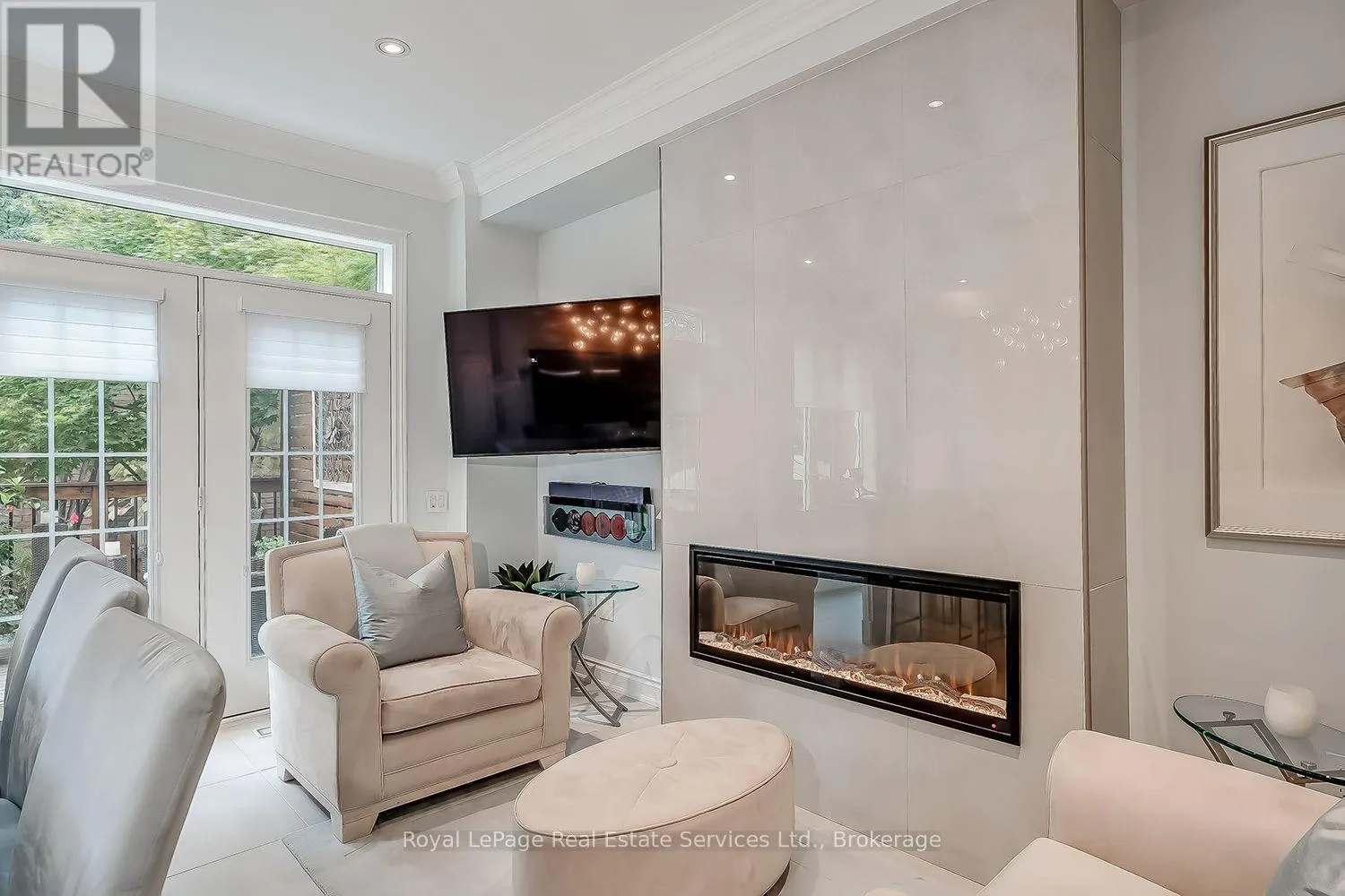 207 TAWNY CRESCENT