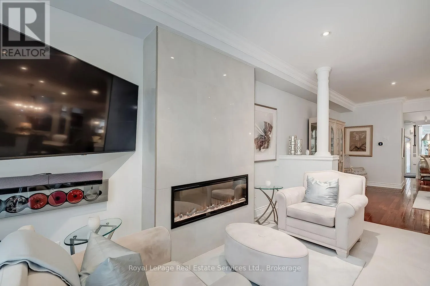 207 TAWNY CRESCENT